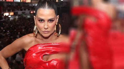 Deborah Secco, ousada, exibe virilha lisa em look vermelho。